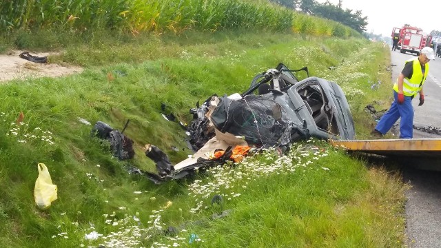 Kierujący pojazdem Opel Vectra jadąc trasą K-50 od strony miejscowości Grójec, w miejscowości Żyrów,  z niewyjaśnionych przyczyn zjechał na przeciwległą część jezdni doprowadzając do czołowego zderzenia z jadącym samochodem marki Scania z przyczepą.