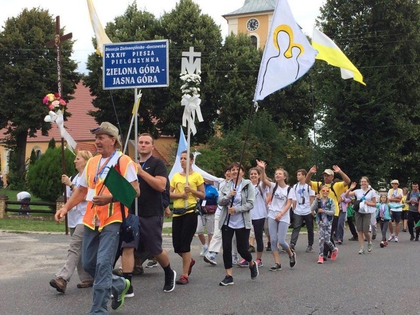 Młodzież, dorośli oraz dzieci wyruszyli ze śpiewem na ustach...