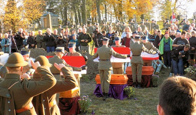 Dzisiejsze uroczystości pogrzebowe szczątków polskich żołnierzy poległych we wrześniu 1939 r. odbyły się w rzymskokatolickim kościele i na cmentarzu w Mościskach, 17 km od granicy z Polską.