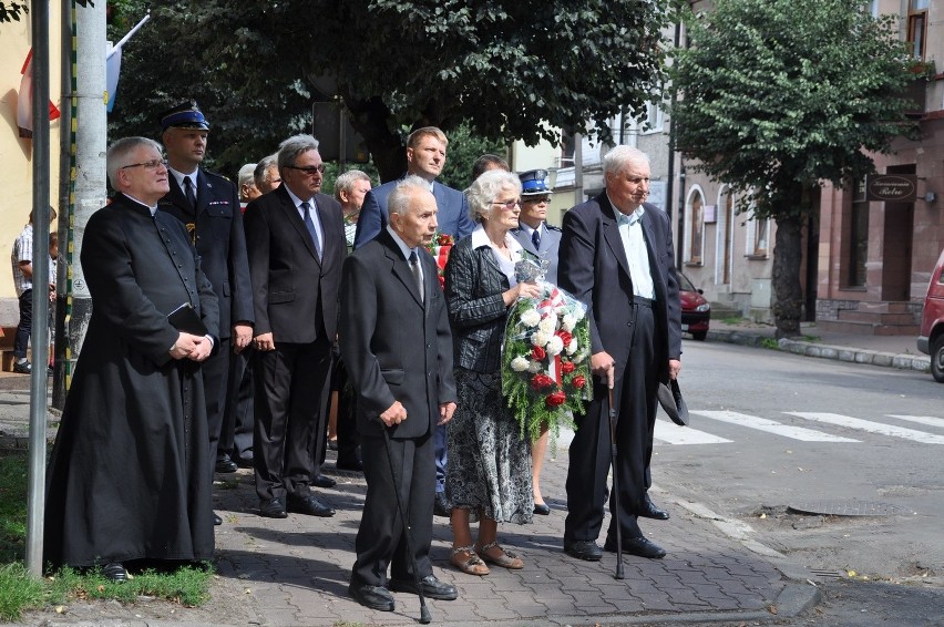 Jako pierwsi kwiaty pod pomnikiem złożyli kombatanci.