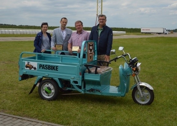 Na zdjęciu od lewej: Arleta Bartkowiak (organizator Opolagry), Adam Schmidt (firma SCHMIDT), Marcin Kapolka (laureat), Ludwik Apolinarski (organizator Opolagry).