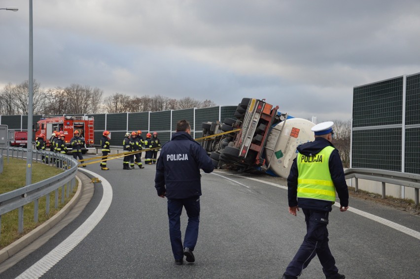 Tarnów. Zablokowany wjazd na autostradę A4 w kierunku Krakowa. Przewrócona cysterna tarasuje drogę [ZDJĘCIA]