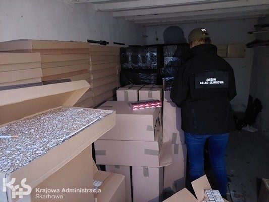 30 tysięcy paczek nielegalnych papierosów w garażu we Włocławku. Ukrył je mężczyzna poszukiwany listem gończym