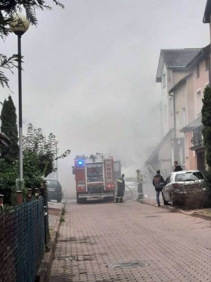 Łomża. Pożar auta na osiedlu domków jednorodzinnych. Zajęła się elewacja domu