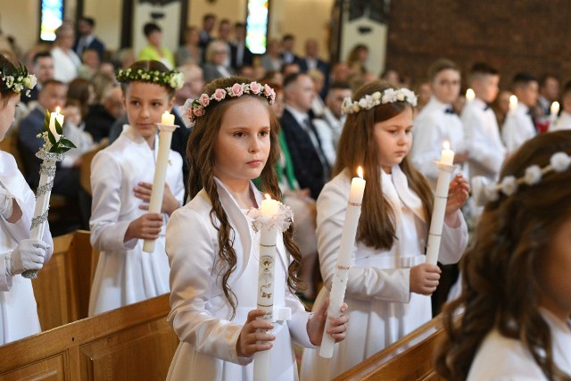 Dzieci z Parafii pod wezwaniem świętego Maksymiliana Marii Kolbego w Kielcach przystąpiły do Pierwszej Komunii Świętej. Zobacz więcej zdjęć >>>
