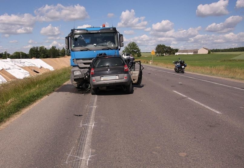 Wiśniówek Wertyce. Wypadek śmiertelny na krajowej ósemce. Renault scenic zderzył się z wywrotką (zdjęcia)