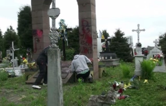 Osobom demontującym tablice zależało na rozgłosie. Zdjęcia i film ze zdarzenia umieścili w Internecie. Na fot. jedno z umieszczonych ujęć. Policja prowadzi postępowanie pod kątem kradzieży.