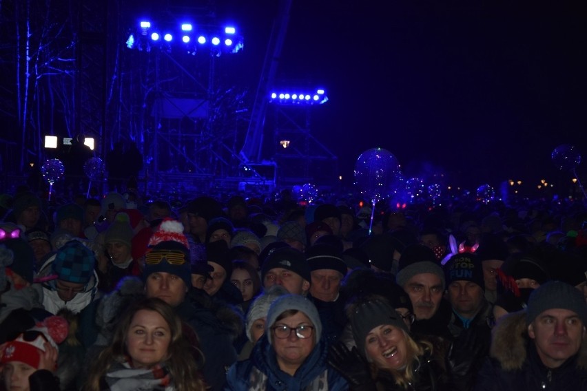 Sylwester 2018 w Zakopanem. Tak na Równi bawiła się publiczność oraz VIPy (w tym marszałek sejmu)