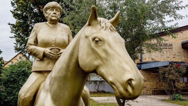 Rzeźba Angeli Merkel na koniu zawaliła się po niespełna dwóch latach od odsłonięcia