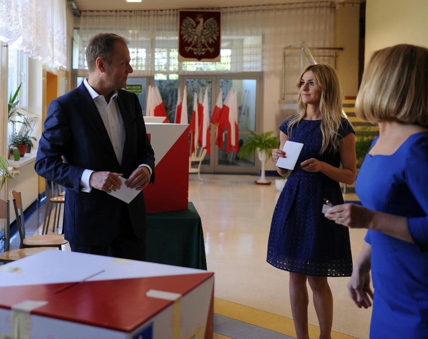 Do lokalu wyborczego w Sopocie Donald Tusk przyszedł z żoną...
