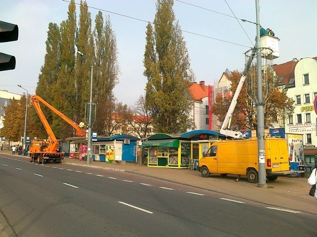 Świąteczne ozdoby pojawiają się na ulicach Szczecina.