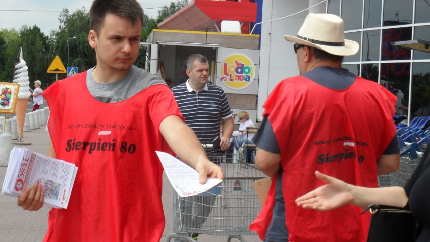 Pikieta pod Tesco w Tychach. Pracownicy domagają się...