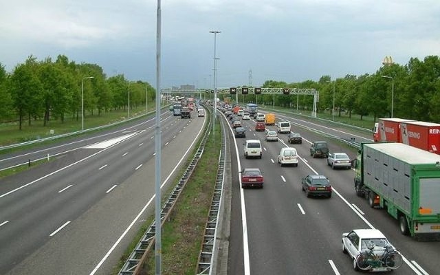 Eksperci marki Yanosik postanowili przyjrzeć się kontrolom prędkości zgłaszanym przez użytkowników aplikacji, i na ich postawie sporządzili mapę z drogami najczęściej kontrolowanymi przez policję.Specjaliści przeanalizowali drogi, na których najczęściej były odnotowane zgłoszenia o kontrolach prędkości. W badaniu ujęte zostały drogi krajowe w Polsce, czyli arterie najczęściej wybierane podczas weekendowych podróży. Wśród nich znalazło się 10 dróg, które charakteryzują się największą liczbą potwierdzonych zgłoszeń o kontrolach prędkości. Dane obejmują każdy piątek, sobotę i niedzielę w okresie od 1 stycznia do 10 października 2018 roku. Na kolejnych zdjęciach zobaczysz, gdzie jest najwięcej kontroli drogowych >>>