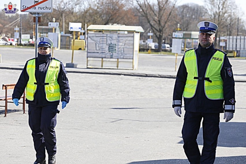 Ulice Lublina niemal puste, kolejki pod sklepami nawet w środku nocy