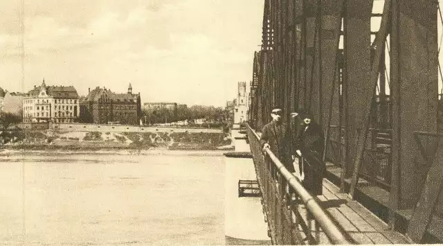 Kamienica sfotografowana z toruńskiego mostu.