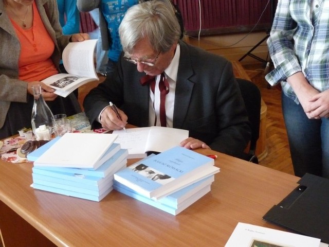 Wojciech Siemion, w czasie wizyty w Białobrzegach podpisywał między innymi swoją książkę.