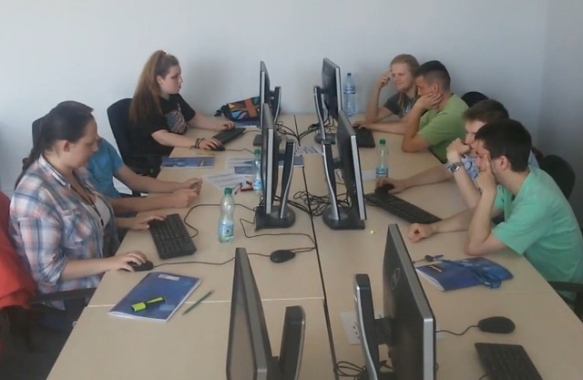 Studenci podczas praktyk tworzą oprogramowanie dla firmy.