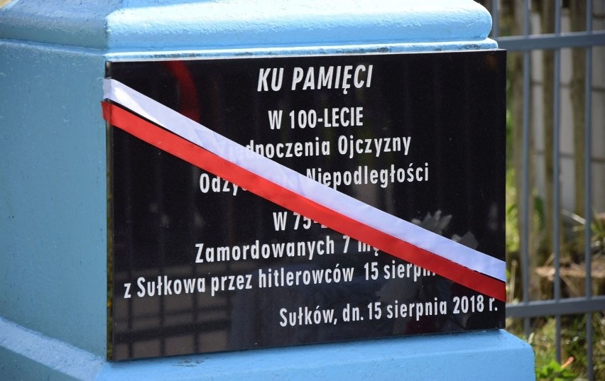 Odsłonili tablicę pamiątkową i wręczyli sztandar strażakom w Sułkowie
