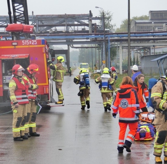 Wybuch i pożar zbiornika ze styrenem, spowodował uszkodzenie zabezpieczeń przeciwpożarowych i instalacji przesyłowej niebezpiecznego materiału – to na szczęście tylko scenariusz ćwiczeń „Synthos 2021”.