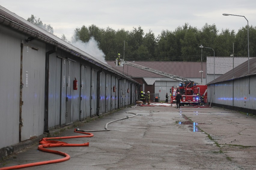 Pożar wybuchł w hali przy ul. Legionów w Wólce Kosowskiej