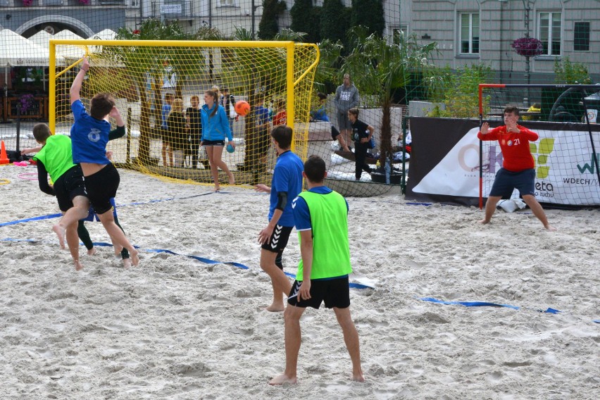 Plażowa piłka ręczna opanowała Rynek w Kielcach! Turniej wygrały Byki z 39 i Pozytywny Skład [ZDJĘCIA, VIDEO]