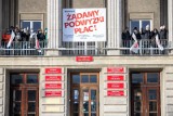 Protest na Uniwersytecie w Białymstoku. Pracownicy domagają się obiecanych przez rząd podwyżek (zdjęcia)
