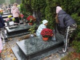 Uczniowie z Dąbrowy sprzątali groby koszalińskich sportowców [ZDJĘCIA]