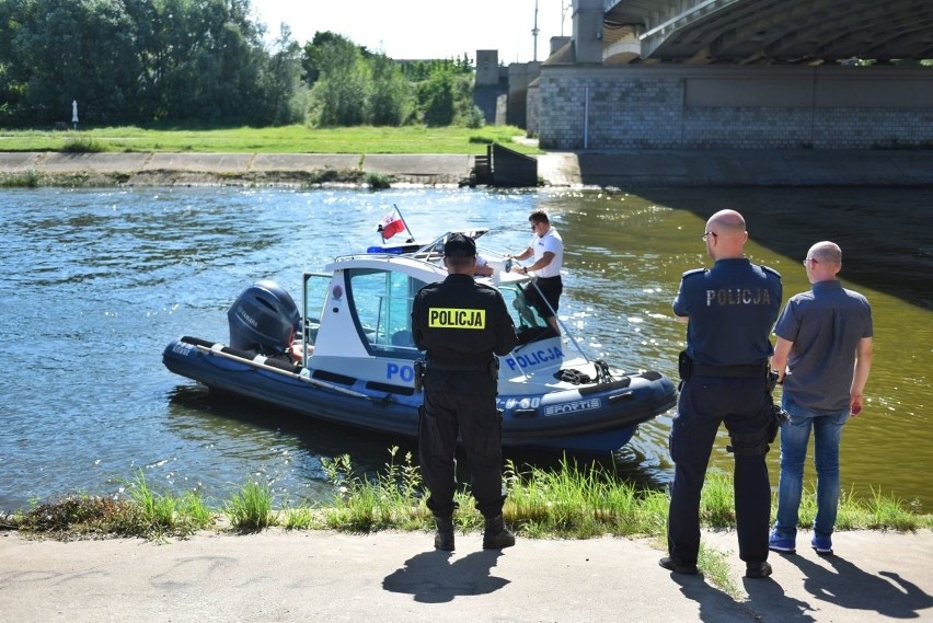 Trwają poszukiwania osoby, która wpadła do Warty