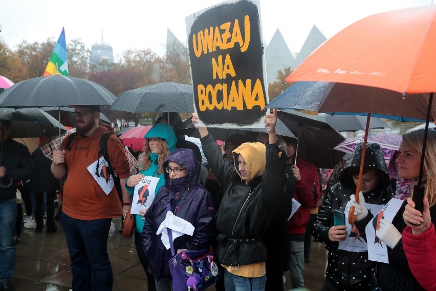 Prostest na placu Solidarności w Szczecinie. Manifestacja "Jesień średniowiecza". "Nie zgadzamy się na karanie więzieniem za edukację"