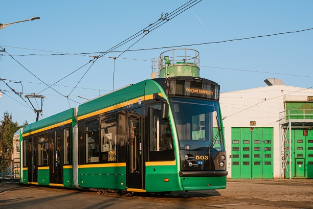 Prace przy kolejnych tramwajach Siemens Combino będą prowadzone sukcesywnie. Na jednym z pojazdów zamontowane zostaną panele fotowoltaiczne - pozyskana dzięki nim energia wspomagać będzie zasilanie systemów pokładowych. Wszystkie tramwaje Siemens Combino z poznańskiej floty mają przejść naprawy do końca 2024 roku. 