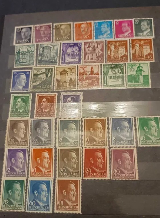 Zestaw pięć klaserów znaczków pocztowych....