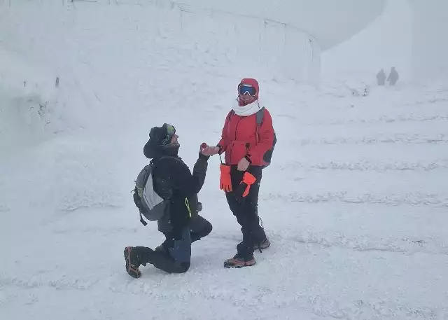 Zaręczyny na wysokości 1603 m n.p.m. zrobiły wrażenie. Gratulacje płyną do narzeczonych ze wszystkich stron.