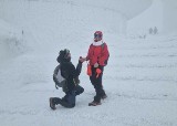 Historyczne zaręczyny na Śnieżce. Mróz im nie przeszkodził. On poprosił ją o rękę. Ona powiedziała "tak"
