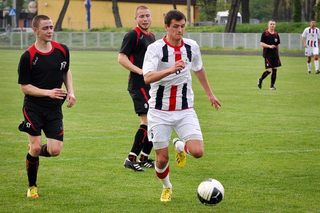 W 35. min Dawid Łoziński (przy piłce) przeprowadził rajd i strzelił na 4-0.