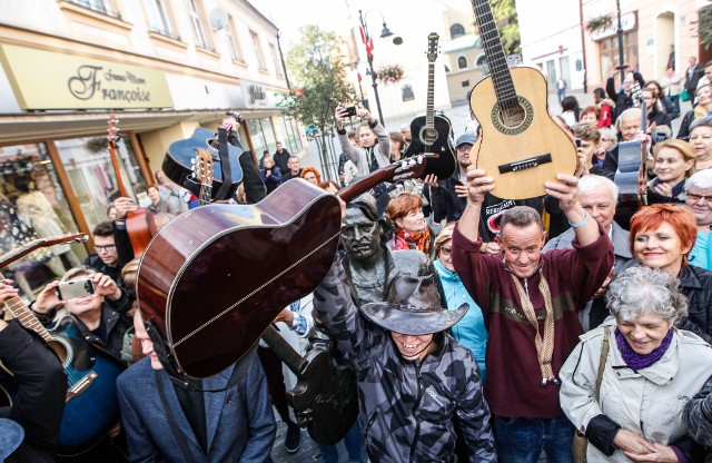 W sobotę w ramach festiwalu Rzeszów Breakout Days, przed pomnikiem Tadeusza Nalepy przy ul. 3 Maja, gitarzyści wspólnie zagrali jeden z największych przebojów grupy Breakout "Kiedy byłem małym chłopcem".