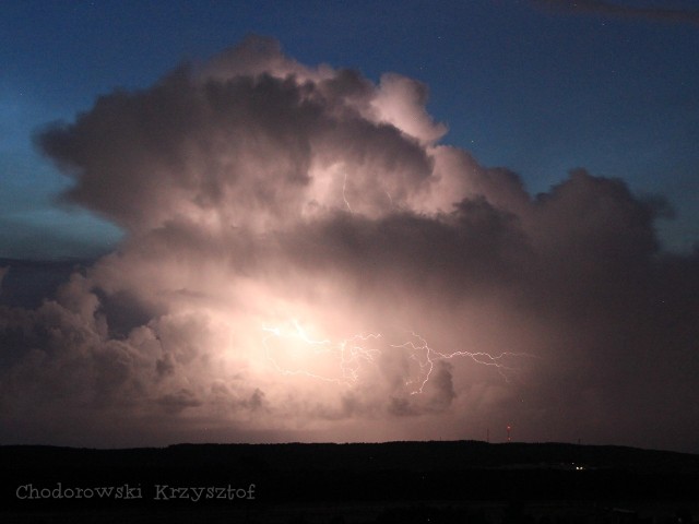 Podczas wczorajszej (piątek 22.06), wieczornej burzy jeden z naszych Internautów sfotografował silnie naładowaną komórkę burzową. Zobaczcie galerię zdjęć.Zobacz także: Prognoza pogody na weekend