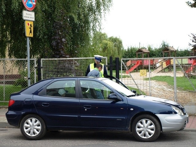 Policjanci sprawdzali, czy osoby jadące samochodami mają zapięte pasy bezpieczeństwa.