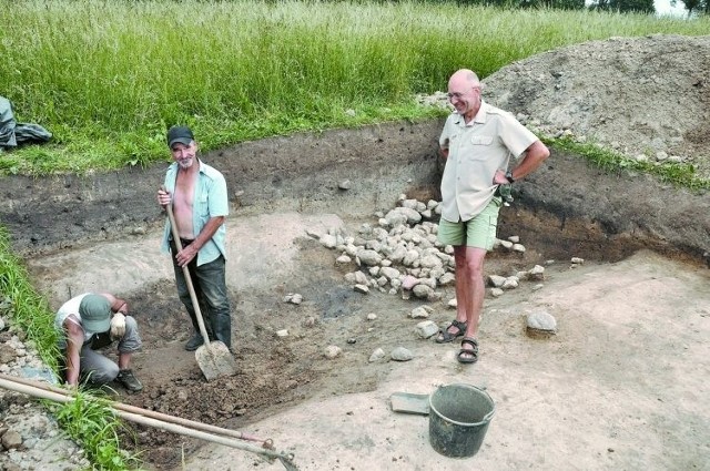 Archeolodzy badają stanowisko w Zbuczu koło Hajnówki. Na zdjęciu widać bruk, w którym znalezione zostały przepalone kości i przedmioty z żelaza
