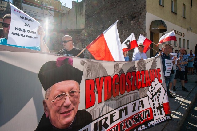 Pikieta w obronie księdza odbyła się 18 czerwca przed siedzibą bydgoskiej kurii