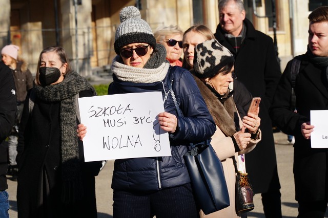 W niedzielę, 13 lutego o godzinie 13 na placu Wolności w Poznaniu odbyło się "Zebranie rodziców". Uczestnicy zgromadzenia protestowali przeciwko ustawie "lex Czarnek", która według założeń umacnia rolę kuratorów oświaty. Zobacz zdjęcia z protestu --->