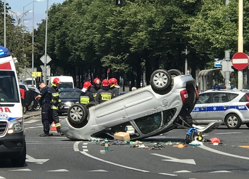 Wypadek w centrum Szczecina. Samochód dachował na pl. Kościuszki