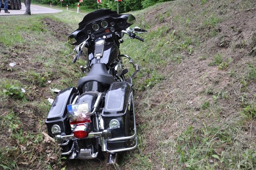 Trasa Orzysz-Giżycko. 66-latek na motocyklu musiał uciekać do rowu (zdjęcia)