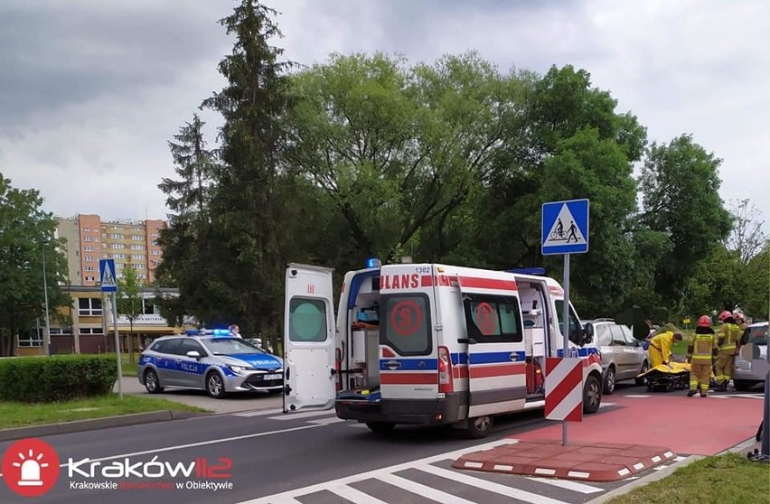 Kraków. Rowerzystka potrącona przez samochód w Nowej Hucie [ZDJĘCIA]