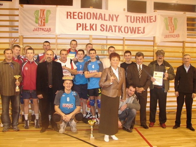 Zwycięska drużyna pozowała do wspólnego zdjęcia z organizatorami.