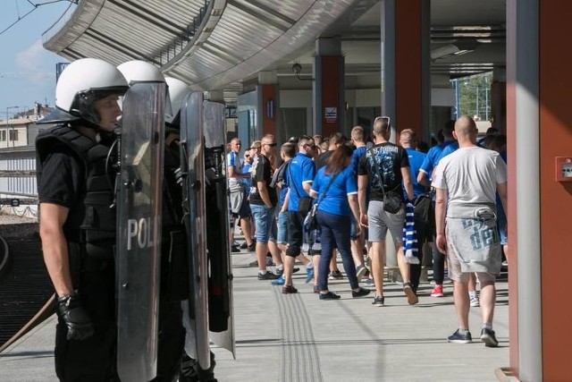 Każdy mecz ekstraklasy wymaga zabezpieczenia przez odpowiednio duże siły policji.