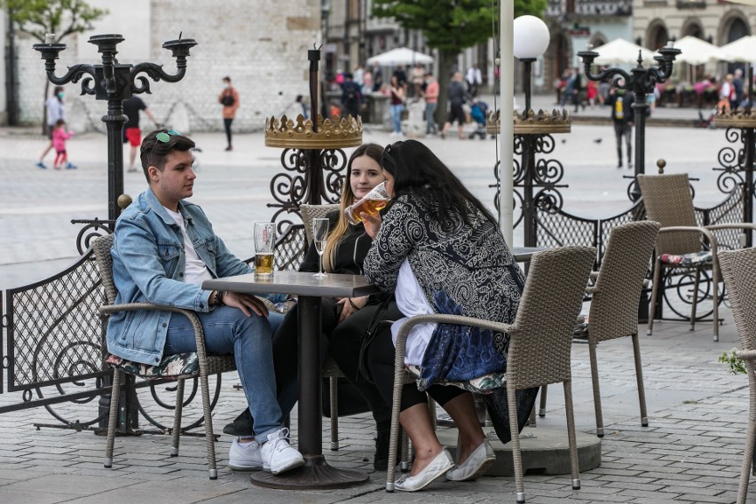 Sobota na Rynku Głównym - pierwsza po "odmrożeniu" branży...