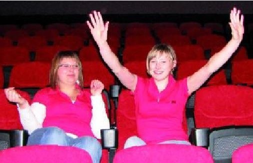&#8211; Kino jest super &#8211; cieszy się Anna Zubrzycka (z prawej). &#8211; Nie mogę doczekać się pierwszego filmu. Luizie Nejfert zaś podobają się wygodne fotele.