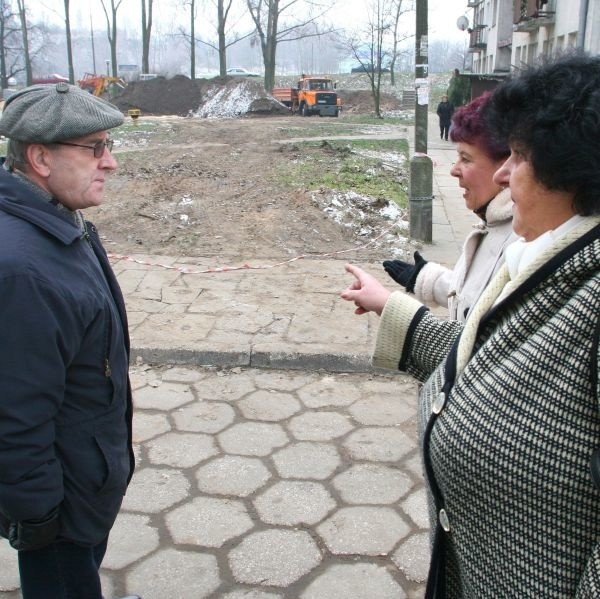 Przed blokiem wywiązała się ostra dyskusja. Na zdjęciu: Marian Zarzycki kontra Daniela Rappał i Eliza Głownia.