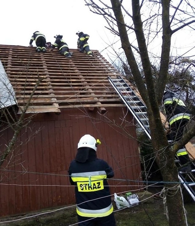 W poniedziałek strażacy z OSP Krasiczyn zostali wysłani do miejscowości Brylińce, gdzie silny wiatr zerwał dach z drewnianego domu.Zobacz też: Silny wiatr w Przemyślu. Sporo interwencji strażaków PSP i OSP [ZDJĘCIA]