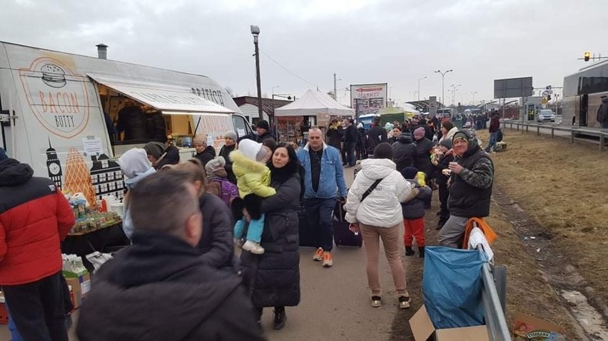 Sześć osób z Pionek pojechało na granicę z Ukrainą, by rozdawać tam ciepłe posiłki uchodźcom. Przyznają, że było to bardzo emocjonalne